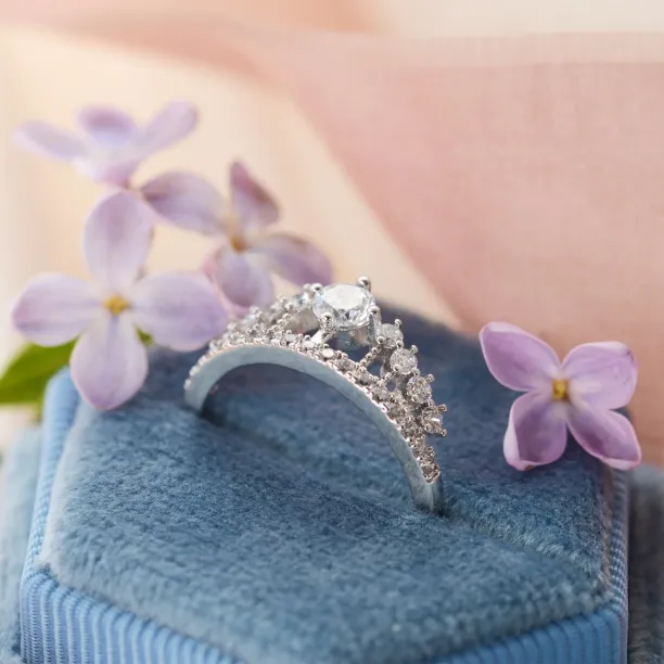 Šikmý pohled na zásnubní prsten s diamanty ve tvaru korunky