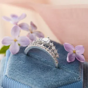 Šikmý pohled na zásnubní prsten s diamanty ve tvaru korunky