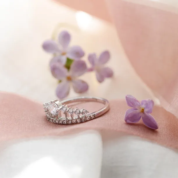 Boční pohled na zlatý zásnubní prsten s diamanty ve tvaru korunky