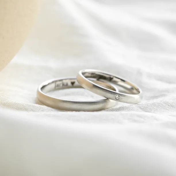 Matné komfortní snubní prsteny s diamantem ze žlutého zlata ODETTE Image