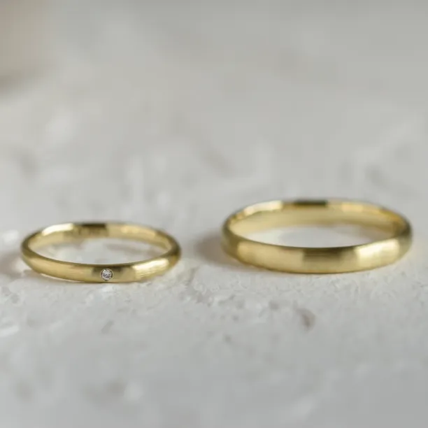 Matné komfortní snubní prsteny s diamantem ze žlutého zlata ODETTE Image