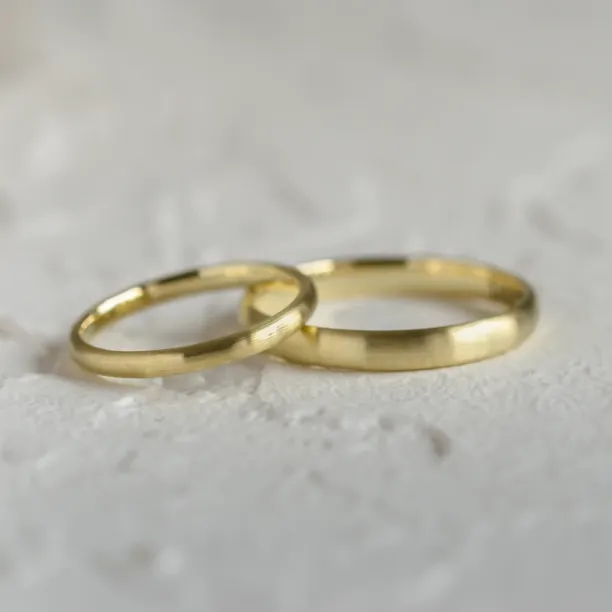 Solid matte wedding rings made of yellow gold MICHIGAN Image