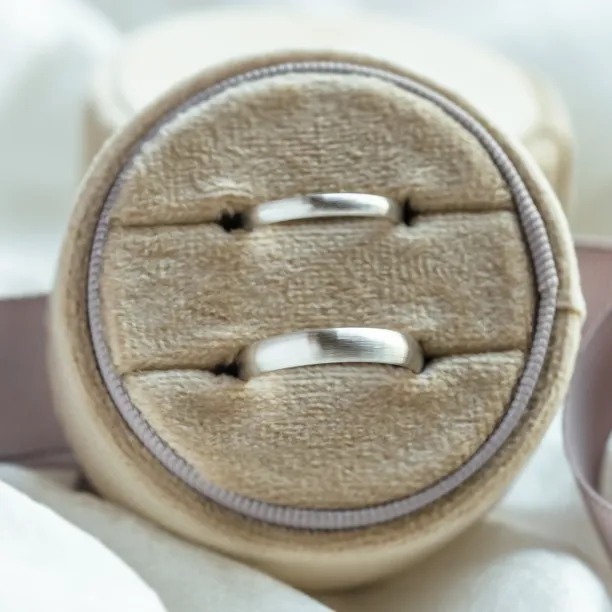 Solid matte wedding rings made of yellow gold MICHIGAN Image