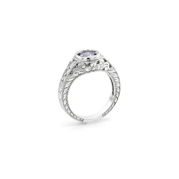 OSLO vintage gold ring with amethyst and diamonds, showing the decorated side