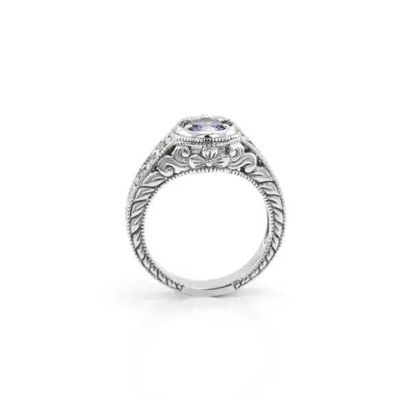OSLO gold ring with amethyst and diamonds, showing the floral decorated band