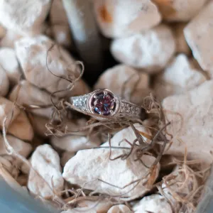 Close-up of the OSLO vintage ring with amethyst and diamonds