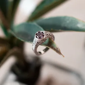 Close-up of the OSLO vintage ring with amethyst and diamonds