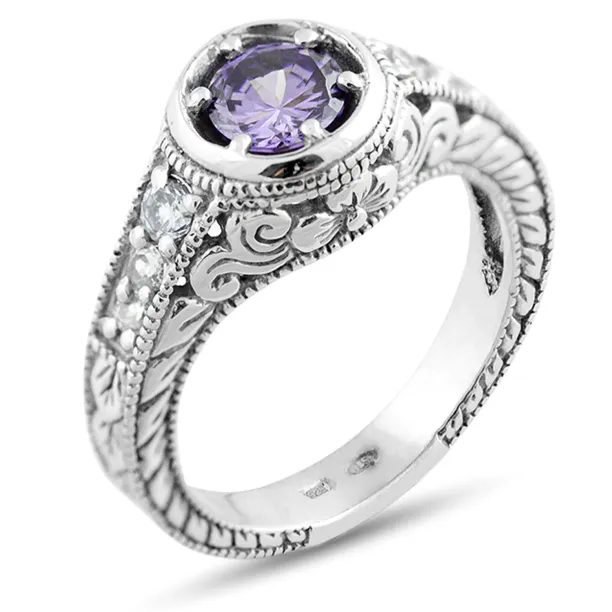 OSLO AMETIST vintage gold ring with amethyst and diamonds, angled close-up