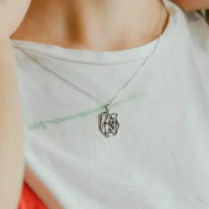 Zlatý přívěsek MOMMY s diamantem a motivem matky s dítětem na krku