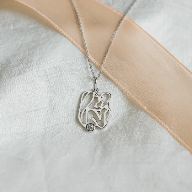 Zlatý přívěsek MOMMY s diamantem a motivem matky s dítětem na řetízku, detail