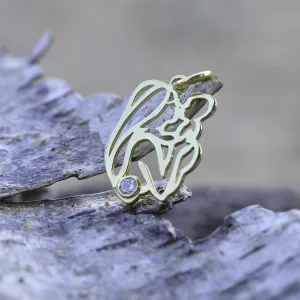 Detailní záběr zlatého přívěsku MOMMY s diamantem a siluetou matky s dítětem