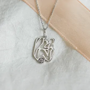 Zlatý přívěsek MOMMY s diamantem a siluetou matky s dítětem, detailní pohled