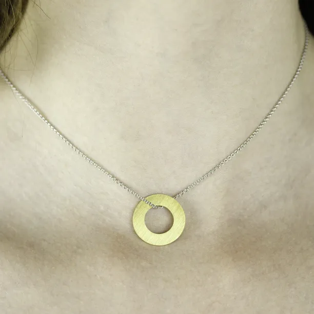 Náhrdelník SOLOBA SILVER s kroužkem nošený na krku