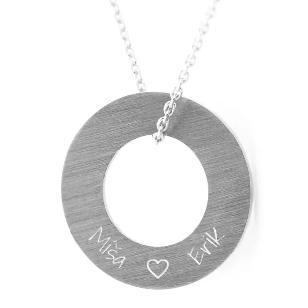 Náhrdelník SOLOBA SILVER s kroužkem, detail matné strany s rytinou