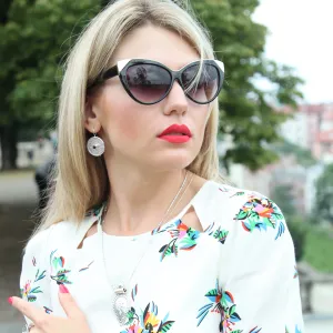 Náušnice ve stylu mayského kalendáře s českým granátem na uchu