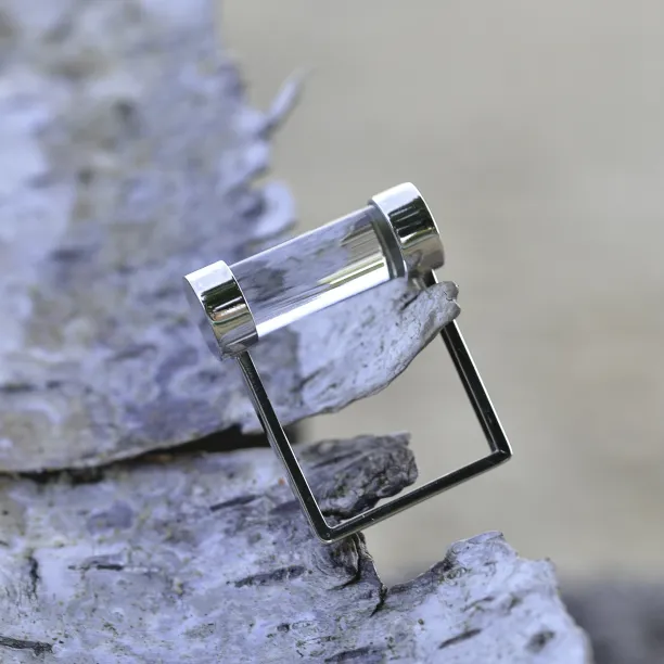 Detail stříbrného prstenu Fuse se světlým skalním křišťálem