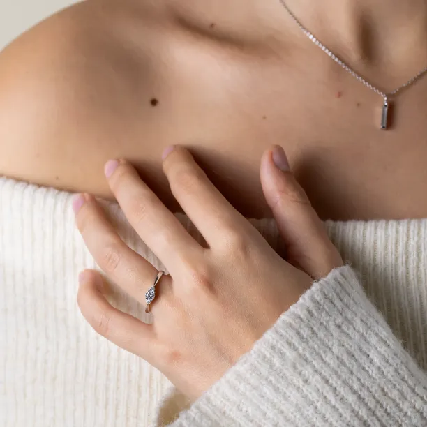 Zásnubní prsten DOROTHEA s lab-grown diamanty na ruce