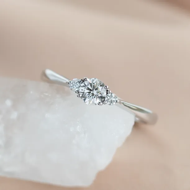 Detailní šikmý pohled na zásnubní prsten DOROTHEA s lab-grown diamanty