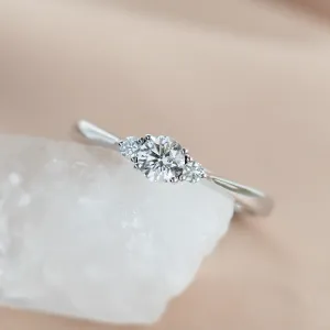 Detailní šikmý pohled na zásnubní prsten DOROTHEA s lab-grown diamanty