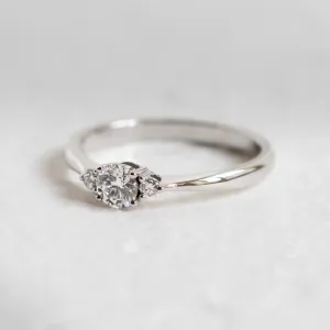 Boční pohled na zásnubní prsten DOROTHEA s lab-grown diamanty