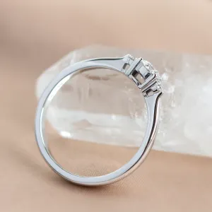 Pohled na spodní část zásnubního prstenu DOROTHEA s lab-grown diamanty