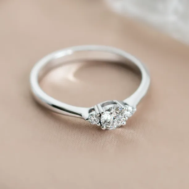 Šikmý pohled na zásnubní prsten DOROTHEA s lab-grown diamanty