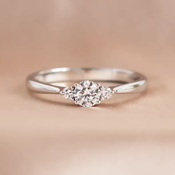 Zásnubní prsten DOROTHEA s růžovým centrálním lab-grown diamantem