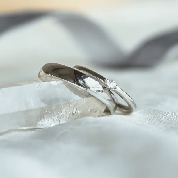Jednoduché zlaté snubní prsteny s diamantem TAUPE Image