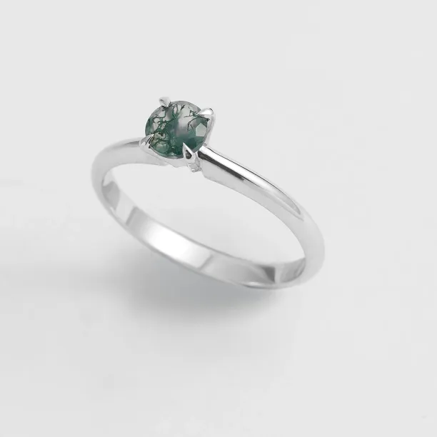 Angled view of the Moss agate engagement ring EZRA and its setting