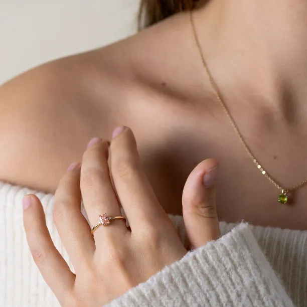 Zlatý prsten ARCTELIA s růžovým lab grown diamantem na ruce