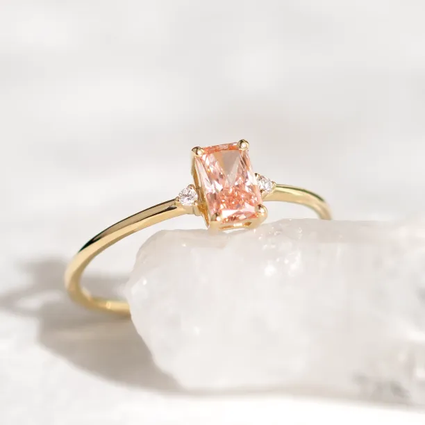 Detailní šikmý pohled na prsten ARCTELIA s růžovým lab grown diamantem