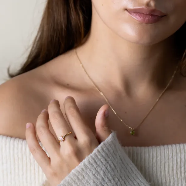 Prsten ARCTELIA s růžovým lab grown diamantem nošený na ruce
