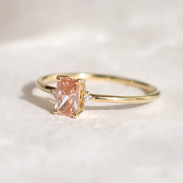 Šikmý detail prstenu ARCTELIA s doplňujícími bílými diamanty