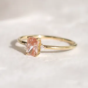 Šikmý detail prstenu ARCTELIA s doplňujícími bílými diamanty