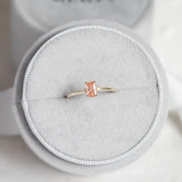 Zlatý prsten ARCTELIA s růžovým lab grown diamantem, pohled shora