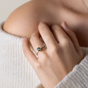 Zásnubní prsten SERENYA se zeleným safírem a diamanty na ruce