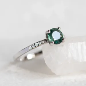 Detailní šikmý pohled na zásnubní prsten SERENYA se zeleným safírem a diamanty