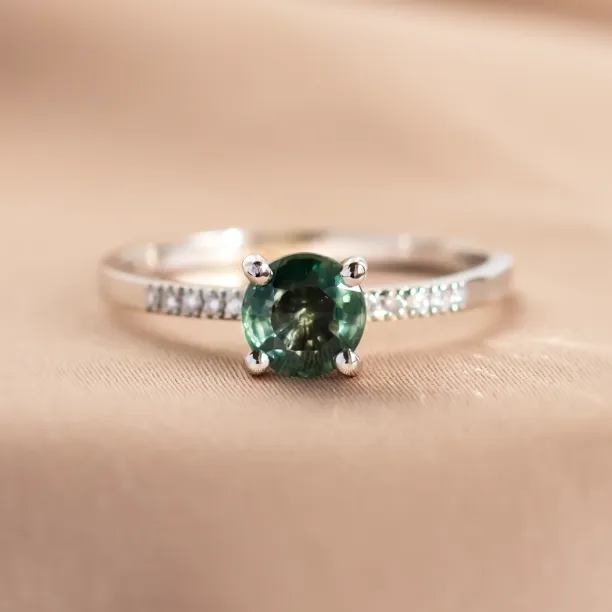 Detail zásnubního prstenu SERENYA se zeleným safírem a diamanty
