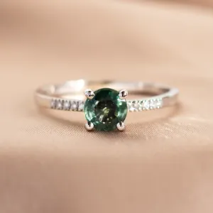Detail zásnubního prstenu SERENYA se zeleným safírem a diamanty