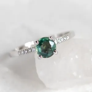 Šikmý detail zásnubního prstenu SERENYA se zeleným safírem a diamanty