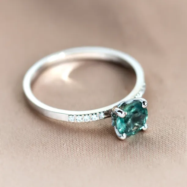 Boční pohled na zásnubní prsten SERENYA se zeleným safírem a diamanty