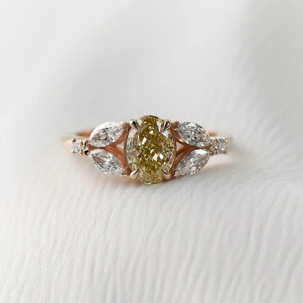 Detail zásnubního prstenu CASSANDRA se žlutými a bílými laboratorními diamanty
