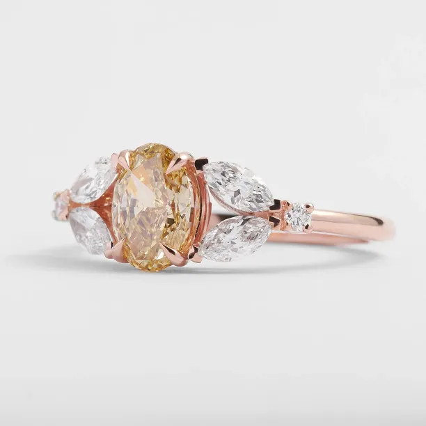 Detailní šikmý pohled na zásnubní prsten CASSANDRA s laboratorními diamanty