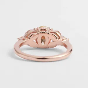 Detail spodní strany zásnubního prstenu s laboratorními diamanty CASSANDRA