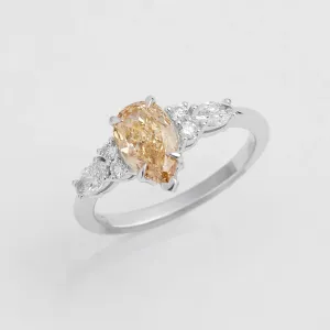 Detailní šikmý pohled na osazení lab grown diamantů prstenu ANGIE