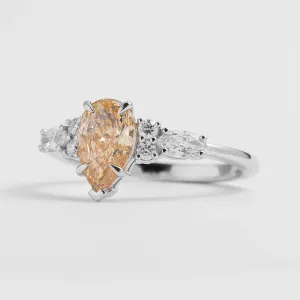 Šikmý pohled na zásnubní prsten ANGIE s lab grown diamanty