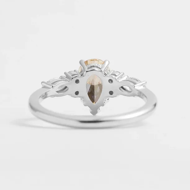 Pohled na spodní stranu zásnubního prstenu ANGIE s lab grown diamanty