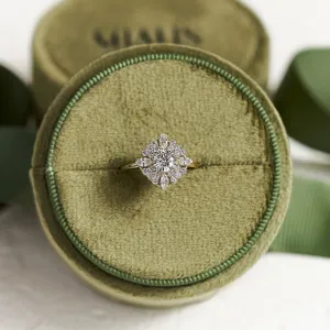 Pohled shora na výrazný prsten STEPHANIE s lab grown diamanty