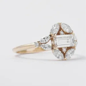Boční pohled na geometrický design prstenu ELIZETE s lab grown diamanty