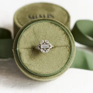 Pohled shora na vintage prsten s lab grown diamanty ELIZETE